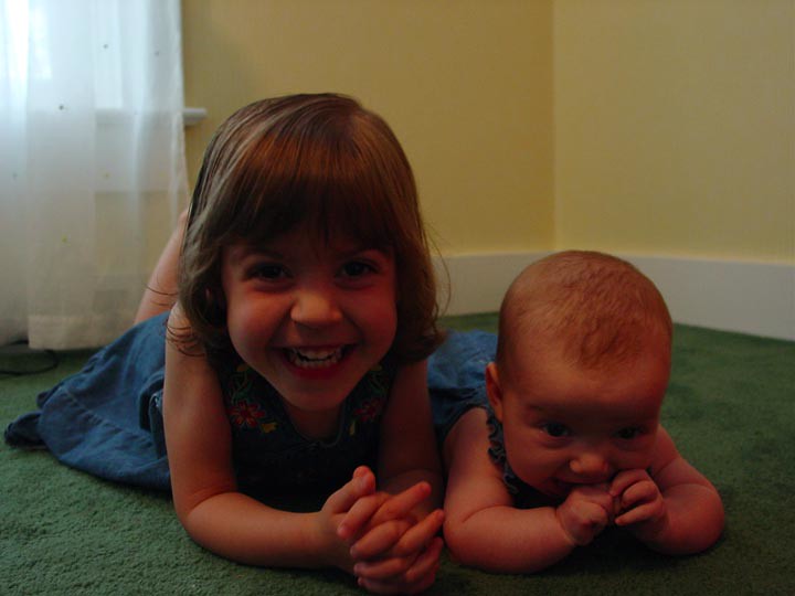 صور اطفال Fiona and Nora